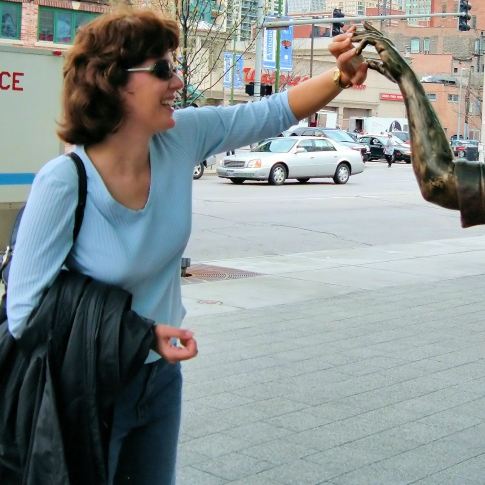 goofin-with-statues-2